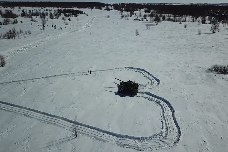 Cùng ngắm nhìn lại một lần nữa trái tim khổng lồ trên tuyết được tạo nên bởi những chiếc xe tăng T-80BV. Nguồn ảnh: Bộ Quốc phòng Nga.