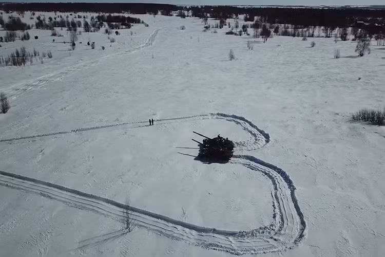 Cùng ngắm nhìn lại một lần nữa trái tim khổng lồ trên tuyết được tạo nên bởi những chiếc xe tăng T-80BV. Nguồn ảnh: Bộ Quốc phòng Nga.