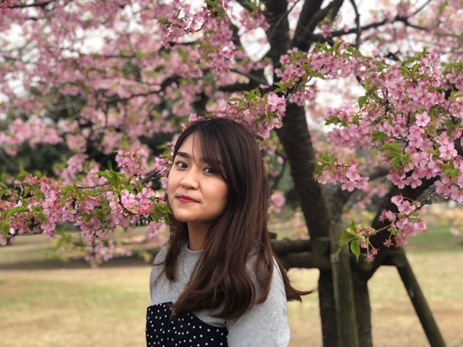 Các bạn trẻ không thể không chụp ảnh và "check in" với hoa anh đào (Ảnh: Facebook cá nhân).