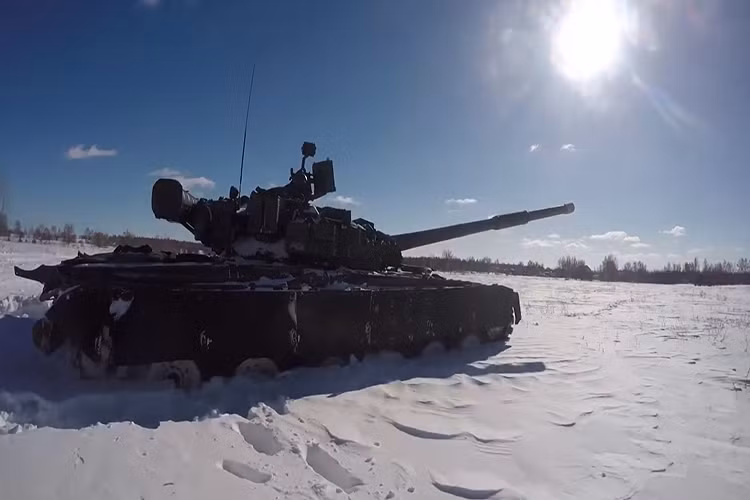 Do tuyết ở khu vực trên khá dày nên ta có thể dễ dàng thấy được vết bánh xích của T-80BV in đậm trên mặt tuyết từ trên cao. Nguồn ảnh: Bộ Quốc phòng Nga.