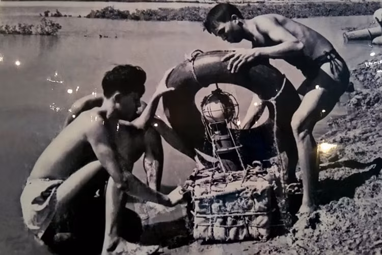 Sau một thời gian chuẩn bị hết sức khẩn trương và tích cực, 14 giờ ngày 19-1-1968, lệnh báo động hành quân chiến đấu được truyền tới các đơn vị. 18 giờ, Đội 1 và Đội 2 được lệnh xuất kích. 23 giờ, Đội 1 tiến vào khe Bắc Võng triển khai lắp ráp thủy lôi. 2 quả thủy lôi HAT-2, mỗi quả nặng 500 kg đã được các chiến sĩ bố trí ngầm ở khúc sông tàu địch hay qua lại. Nguồn ảnh: Báo Hải quân Việt Nam.