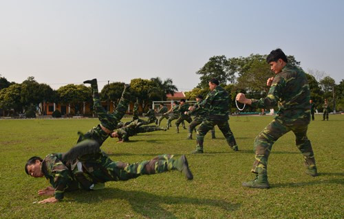 “Địch” đã bị dính đòn. Nguồn ảnh: QĐND.