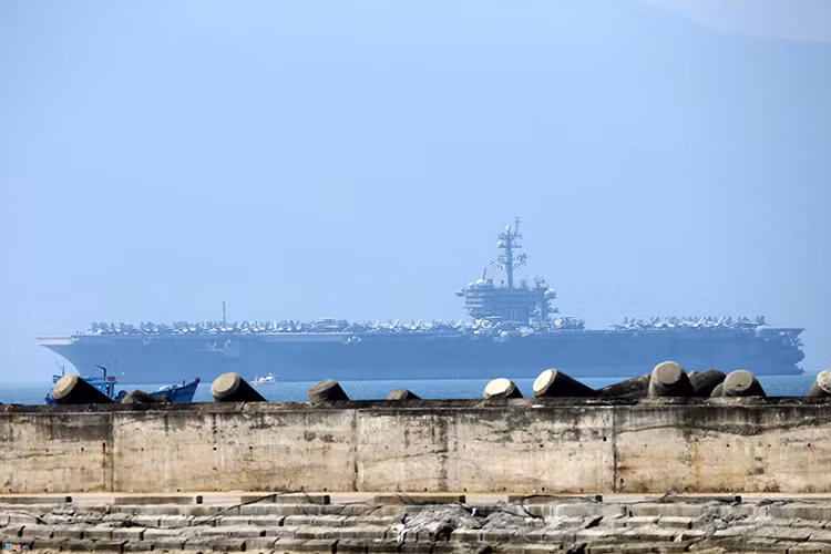 Nhận định này cũng được củng cố khi Phó Đô đốc Philip G. Sawyer - Tư lệnh Hạm đội 7, Hạm đội Thái Bình Dương, cho biết ông mong muốn trong tương lai gần tàu ngầm của Hải quân Mỹ có thể thực hiện một chuyến thăm đến Việt Nam. Nguồn ảnh: Thời Báo.