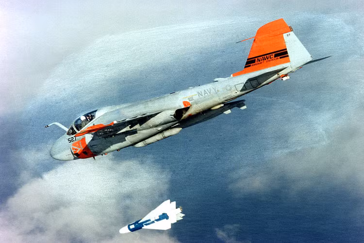 Còn ở Việt Nam, năm 1968, Mỹ sớm đưa loại vũ khí thông minh cải tiến khác vào sử dụng - bom liệng dẫn đường TV AGM-62 Walleye với hệ thống điều khiển thông minh hơn. Chúng sớm phát hiện được hiệu quả khi gây thiệt hại lớn đối với quân đội ta năm 1967. Cụ thể, tháng 5/1967, máy bay Hải quân Mỹ dùng loại bom này đánh trúng nhà máy điện ở Hà Nội. Nguồn ảnh: Wikipedia