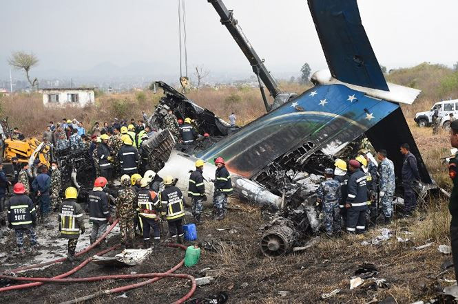 Vụ tai nạn xảy ra hôm nay, 12/3 tại sân bay Tribhuvan (thủ đô Kathmandu, Nepal), khi một chiếc phi cơ của hãng US-Bangla Airlines bất ngờ trượt khỏi đường băng, đâm vào một sân bóng đá và bốc cháy. Ảnh: AFP