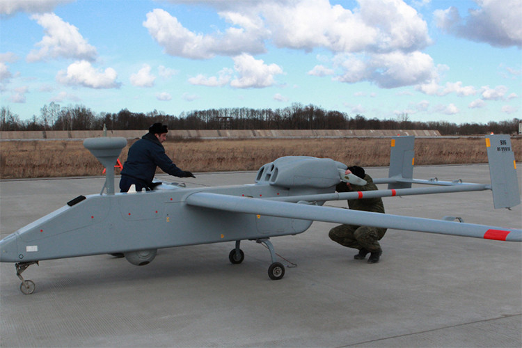 Bên cạnh số IAI Searcher Mk 2 mua từ Israel, Nga đã nhanh chân nội địa hóa dòng UAV này với một cái tên khác là Forpost với thiết kế và các tính năng kỹ chiến thuật tương tự bản gốc. Nguồn ảnh: Bộ Quốc phòng Nga.