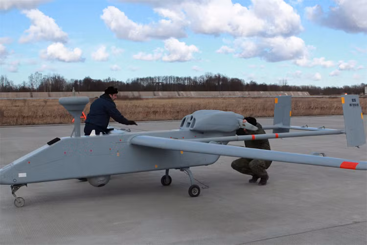 Bên cạnh số IAI Searcher Mk 2 mua từ Israel, Nga đã nhanh chân nội địa hóa dòng UAV này với một cái tên khác là Forpost với thiết kế và các tính năng kỹ chiến thuật tương tự bản gốc. Nguồn ảnh: Bộ Quốc phòng Nga.