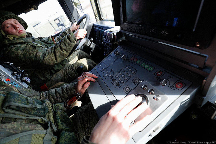 Toàn bộ quá trình triển khai và thu hồi xe phóng tự hành K-340P đều được hiện bên trong carbin này, bản thân K-340P được thiết kế với độ tự động hóa cao nên chỉ cần từ 1-2 đến hai binh sĩ để triển khai. Nguồn ảnh: News Kaliningrad.