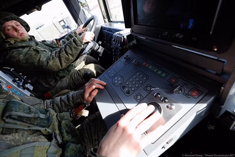 Toàn bộ quá trình triển khai và thu hồi xe phóng tự hành K-340P đều được hiện bên trong carbin này, bản thân K-340P được thiết kế với độ tự động hóa cao nên chỉ cần từ 1-2 đến hai binh sĩ để triển khai. Nguồn ảnh: News Kaliningrad.