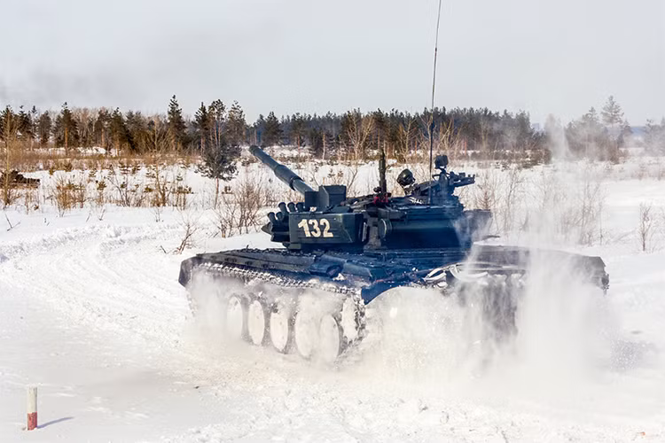 Dù hiện tại sở hữu khá nhiều dòng xe tăng chiến đấu tiên tiến như T-80, T-90 hay sắp tới là T-14 Armata nhưng Quân đội Nga vẫn sử dụng T-72B3 như xương sống cho các đơn vị bộ binh cơ giới của nước này. Nguồn ảnh: Bộ Quốc phòng Nga.