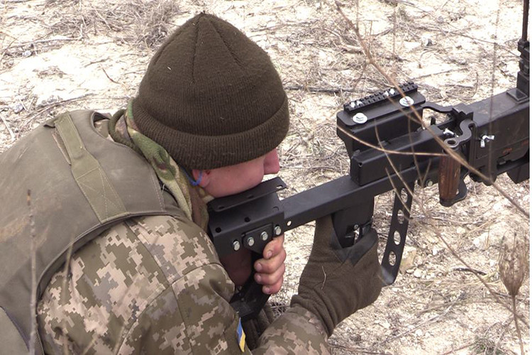 Cận cảnh cò súng mới của DShK cùng báng súng bằng kim loại, nhiều khả năng chi tiết mở rộng này được thiết kế để có thể tháo rời tuy thuộc vào yêu cầu của xạ thủ. Dù vậy thiết kế cò như trên thực sự không đáng tin cậy nhất là dành cho một khẩu súng bắn tỉa. Nguồn ảnh: ATO.