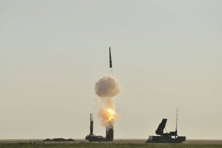 Và từ tầm 400 km, một tổ hợp S-300V4 có khả năng đồng thời bắn và tiêu diệt chắc chắn 24 mục tiêu khí động, trong đó có các mục tiêu có độ bộc lộ thấp như máy bay tàng hình, hay 16 tên lửa đường đạn bay với tốc độ đến 4.500 m/s. Các tên lửa tầm ngắn và tầm trung thậm chí phóng từ cự ly 2.500 km lập tức bị bắt bám, các thông số của chúng được nạp vào hệ thống thông tin-chỉ huy chiến đấu. Nguồn ảnh: Pinterest.