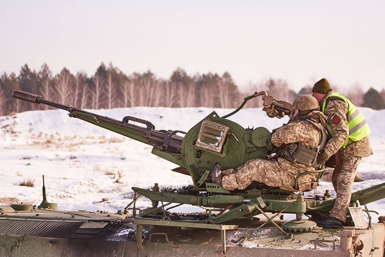 Còn lại hầu hết binh sĩ Ukraine đều phải sử dụng các loại vũ khí Liên Xô chế tạo trước đây, và may mắn cho họ là số vũ khí trên dù cũ nhưng lại khá hiệu quả. Hình ảnh binh sĩ Ukraine huấn luyện với pháo phòng không 23mm ZU-23-2 "Sergei" do Liên Xô chế tạo. Nguồn ảnh: Quân đội Ukraine.