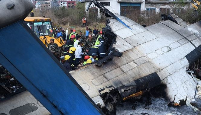 "Tôi ngồi gần cửa sổ và tự tìm đường thoát ra ngoài", Bohora nói, "Tôi không nhớ gì sau khi ra khỏi máy bay. Có người đã đưa tôi đến Bệnh viện Sinamangal." Bohora bị thương ở đầu và chân, nhưng anh cho biết mình cảm thấy may mắn vì sống sót. Ảnh: AFP