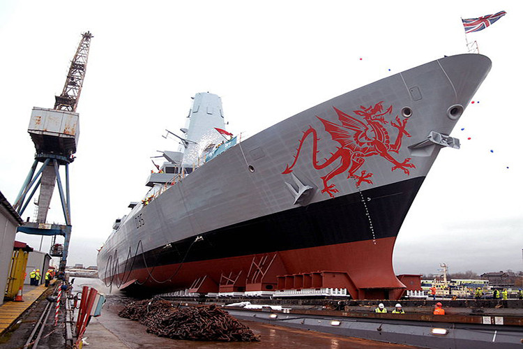 Hiện nay, Hải quân Hoàng gia Anh có trong tay 6 chiếc tàu khu trục Type 45 Daring với đơn giá mỗi chiếc lên tới 1,4 tỷ USD. Đây là một cái giá khủng khiếp bởi nên nhớ rằng các tuần dương hạm Tyconderoga của Hải quân Mỹ cũng chỉ có giá khoảng 1 tỷ USD trong khi sở hữu sức mạnh vượt xa Type 45 Daring. Nguồn ảnh: Wikipedia