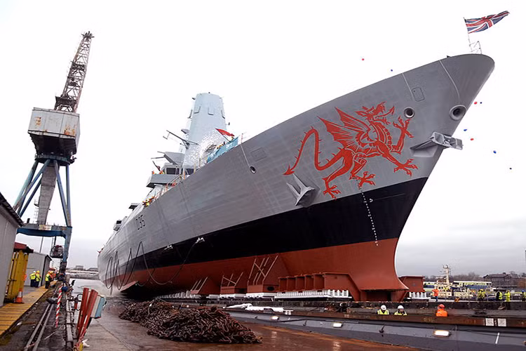 Hiện nay, Hải quân Hoàng gia Anh có trong tay 6 chiếc tàu khu trục Type 45 Daring với đơn giá mỗi chiếc lên tới 1,4 tỷ USD. Đây là một cái giá khủng khiếp bởi nên nhớ rằng các tuần dương hạm Tyconderoga của Hải quân Mỹ cũng chỉ có giá khoảng 1 tỷ USD trong khi sở hữu sức mạnh vượt xa Type 45 Daring. Nguồn ảnh: Wikipedia