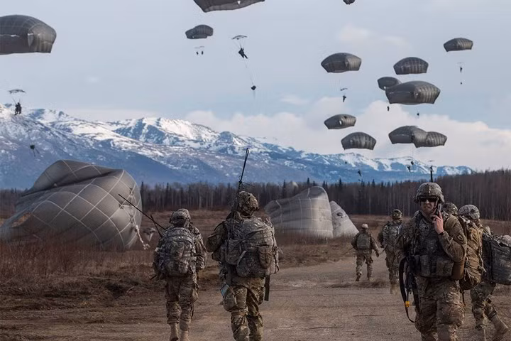 Lính dù Mỹ đổ bộ từ máy bay C-17 Globemaster để cùng tham gia cuộc tập trận chung tại căn cứ Elmendorf-Richardson với binh sĩ Canada.