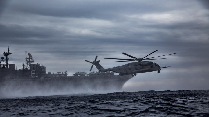 Trực thăng CH-53E Super Stallion thả xuồng cao su đổ bộ cho lính thủy quân lục chiến tiếp cận mục tiêu trên bờ biển thuộc khu vực Thái Bình Dương.