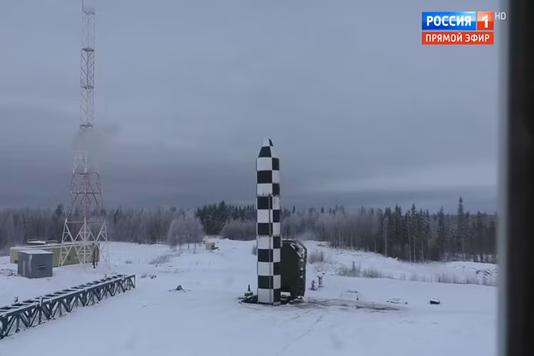 Tuy nhiên, RS-28 Sarmat không phải là một đề án tên lửa ICBM mới của Nga khi nó đã được biết tới từ năm 2000 nhưng cho đến nay nó mới chính thức lộ diện qua các hình ảnh thử nghiệm được công bố trong Thông điệp Liên bang của Tổng thống Putin hôm 1/3. Nguồn ảnh: Russia 1.