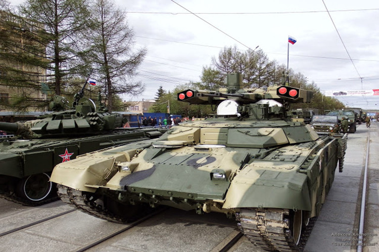 Tổ hợp tháp pháo cỉa BMPT-72 được tự động hóa hoàn toàn và nằm tách biệt khỏi vị trí của kíp chiến đấu và dù mang theo nhiều vũ khí nhưng cấu trúc tổ hợp vũ khí trên BMPT-72 vẫn khá gọn. Tổ hợp này còn được tích hợp sẵn hệ thống điều khiển hỏa lực tiên tiến với khả năng phát hiện mục tiêu xe tăng cách 5.000m trong điều kiện ban ngày và 3.500m ban đêm với kính ngắm hồng ngoại. Nguồn ảnh: gurkhan.blogspot.