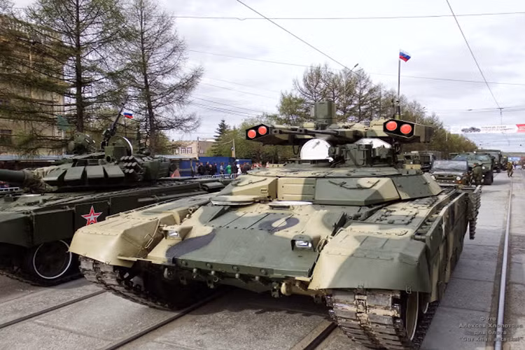 Tổ hợp tháp pháo cỉa BMPT-72 được tự động hóa hoàn toàn và nằm tách biệt khỏi vị trí của kíp chiến đấu và dù mang theo nhiều vũ khí nhưng cấu trúc tổ hợp vũ khí trên BMPT-72 vẫn khá gọn. Tổ hợp này còn được tích hợp sẵn hệ thống điều khiển hỏa lực tiên tiến với khả năng phát hiện mục tiêu xe tăng cách 5.000m trong điều kiện ban ngày và 3.500m ban đêm với kính ngắm hồng ngoại. Nguồn ảnh: gurkhan.blogspot.