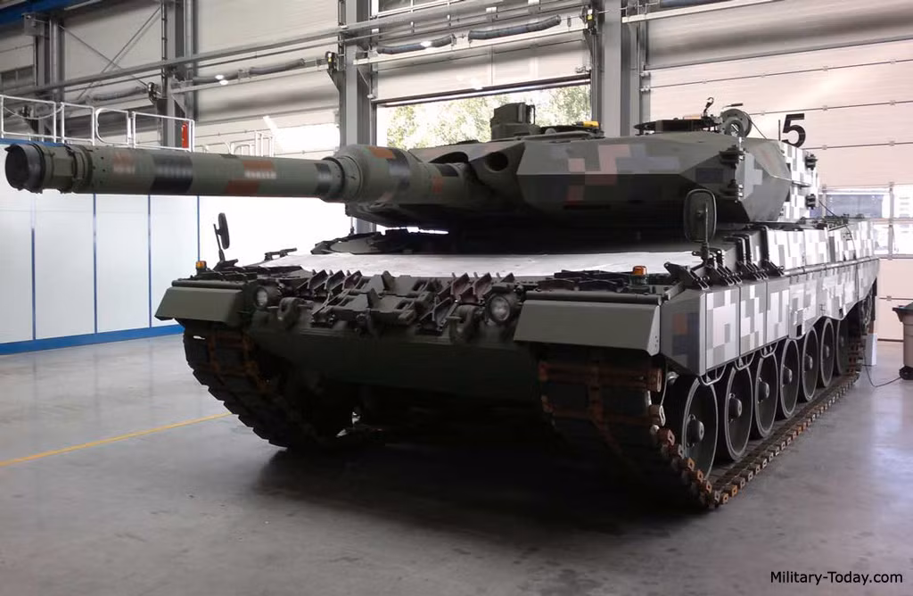 Đáng tiếc là Leopard 2PL không sử dụng máy nạp đạn tự động, nhưng cơ số đạn lên tới 57 viên với 42 viên trong xe và 15 viên nằm ở đuôi tháp pháo trong ngăn an toàn. Đạn trong xe cũng được bố trí tách rời với kíp lại đem lại khả năng sống sót cao hơn cho binh sĩ khi bị trúng đạn.