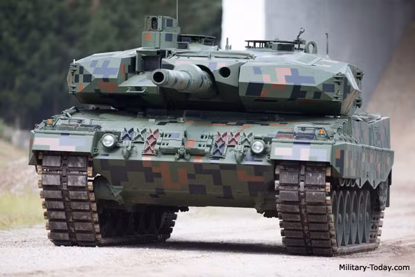 Về mặt hỏa lực, Leopard 2PL trang bị pháo nòng trơn 120mm L44 của Leopard 2A4 nhưng sử dụng đạn áp lực cao thế hệ mới của Rheinmetall, như đạn thuốc nổ mạnh định giờ nổ trên không DM11 có thể dùng để chống bộ binh, chống xe bọc thép và trực thăng. Ngoài ra, còn có đạn xuyên giáp năng lượng cao DM53 và DM63. Tuy nhiên, không rõ sức xuyên của loại đạn này liệu có đủ sức hạ gục T-90 hay Armata.