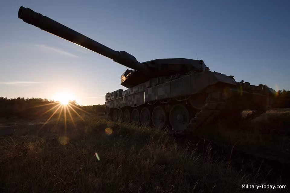 Trong kho xe tăng của Quân đội Ba Lan hiện nay, ngoài 4 tiểu đoàn xe tăng PT-91 Twardy (gói nâng cấp T-72M1 của Ba Lan) và 3 tiểu đoàn trang bị xe tăng T-72M1 thế hệ cũ, thì chiếm đa số trang bị tăng của nước này là 11 tiểu đoàn xe tăng Leopard 2A5 và Leopard 2PL. Trong đó, mẫu Leopard 2PL được xem là loại hiện đại nhất với giáp AMAP và pháo chính 120mm L44.