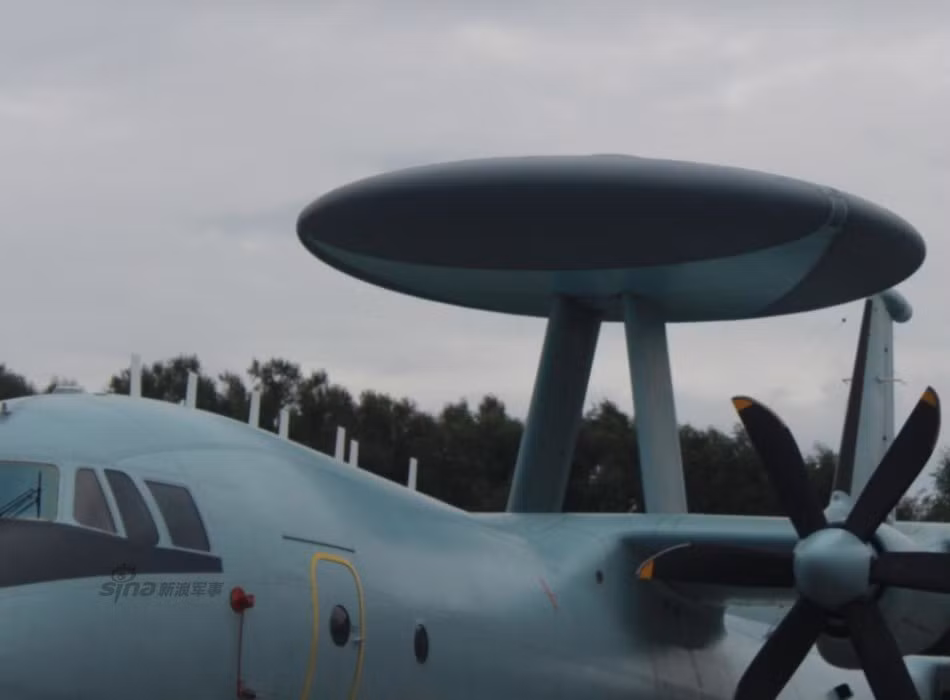 Cũng giống như nhiều mẫu máy bay báo động sớm khác, KJ-500 thiết kế với mái vòm tròn trên lưng máy bay lắp anten mạng pha chủ động (AESSA) cung cấp khả năng bao quát vùng 360 độ.