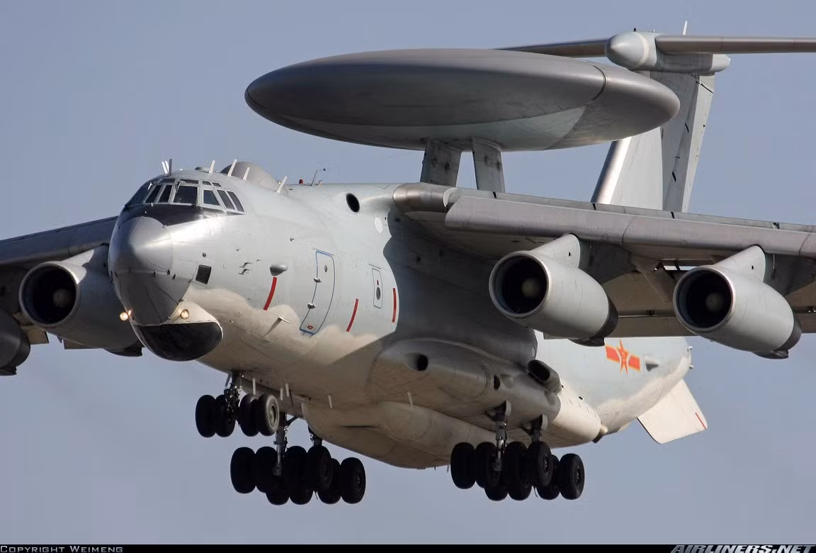 Còn KJ-2000 là 5 chiếc – đây cũng là máy bay cảnh báo sớm lớn nhất của Trung Quốc hiện nay. Theo trang mạng Viện nghiên cứu No 38 thì KJ-2000 trang bị hệ thống radar đường không lớn nhất ở Trung Quốc, định danh là K/LLQF01. Thiết kế này vốn được hoàn thành dựa trên sự hợp với CNQP Nga từ những năm 1990, mà trực tiếp là Cục thiết kế Vega - nhà thiết kế hệ thống radar Shmel-M lắp trên máy bay cảnh báo sớm A-50 của Không quân Vũ trụ Nga (VKS).