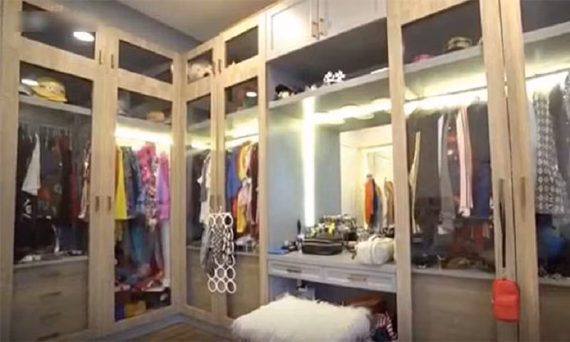 1 phòng khác để đồ diễn của anh chàng.