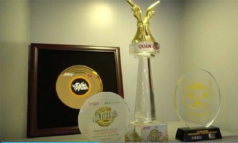 Don Nguyễn thiết kế một ô riêng để đựng những giải thưởng cũng như kỷ niệm mà nam ca sĩ đã gặt hái được trong sự nghiệp âm nhạc của mình.