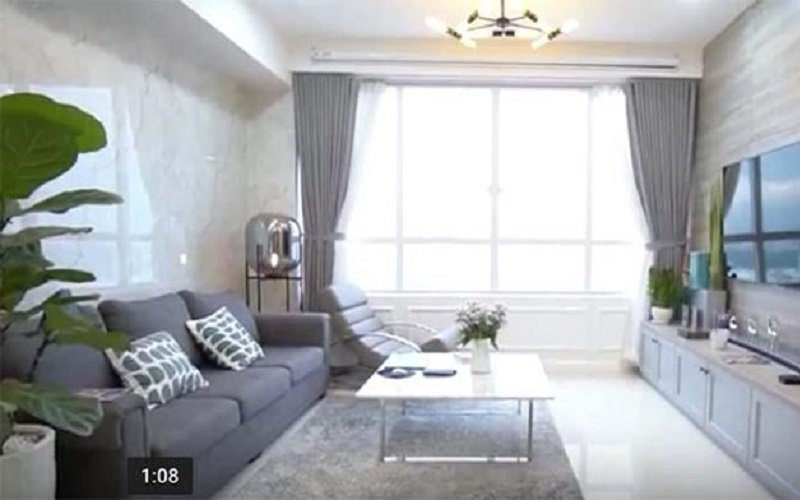 Căn hộ được anh thiết kế theo phong cách bán cổ điển tạo nên một không gian ấm cúng. Căn hộ được nam ca sĩ chọn phông màu chủ đạo là trắng pha với xám, bởi anh mệnh thuỷ nên hợp màu trắng.