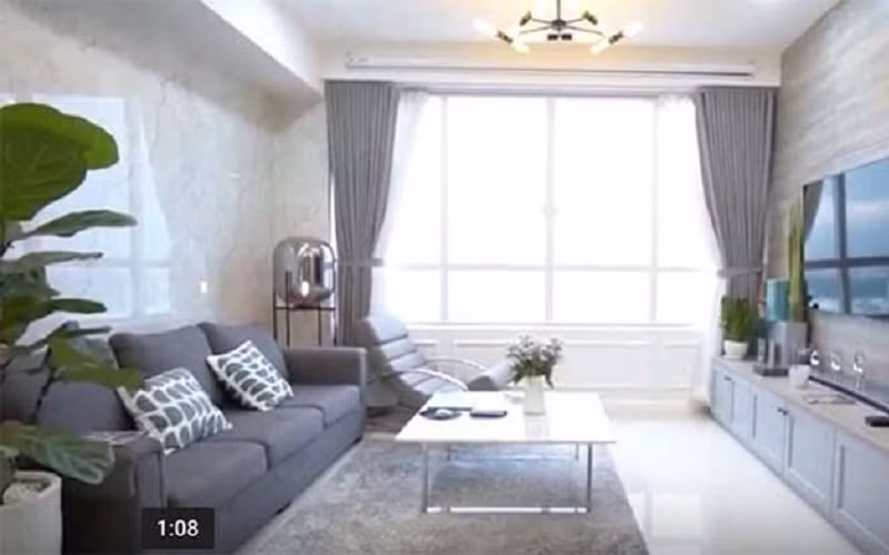 Căn hộ được anh thiết kế theo phong cách bán cổ điển tạo nên một không gian ấm cúng. Căn hộ được nam ca sĩ chọn phông màu chủ đạo là trắng pha với xám, bởi anh mệnh thuỷ nên hợp màu trắng.