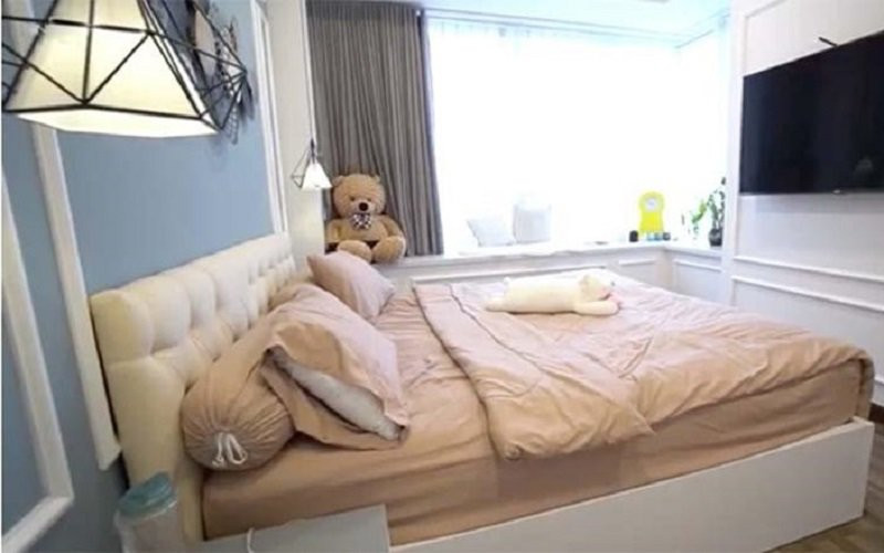 Phòng ngủ nhẹ nhàng, không quá cầu kì, mang lại cảm giác thoải mái.