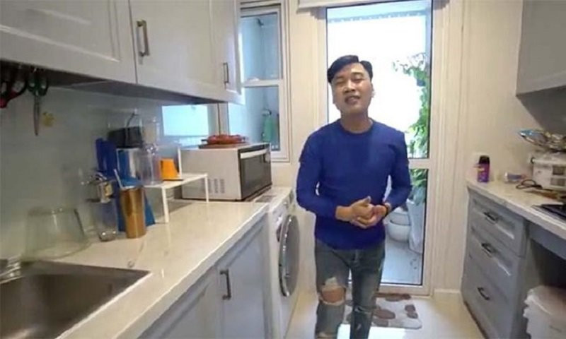 Vì sống một mình nên anh không quá chú trọng tới phòng bếp.