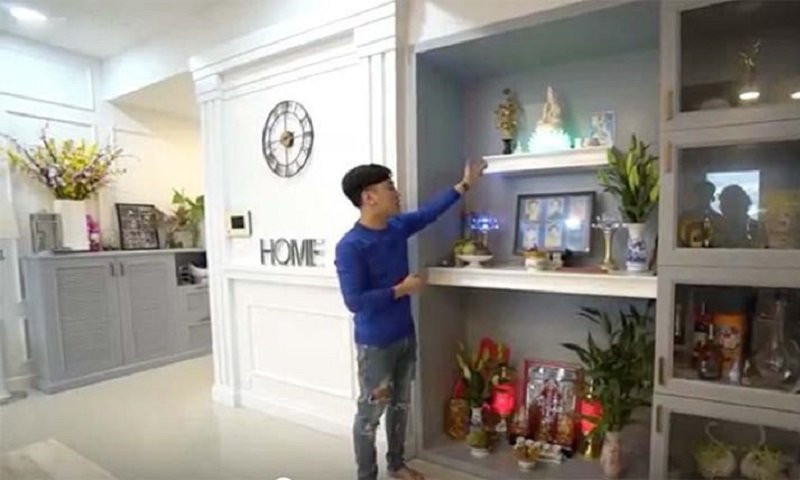 Don Nguyễn thiết kế bàn thờ khá lạ mắt bên cạnh là tủ đồ lưu niệm.