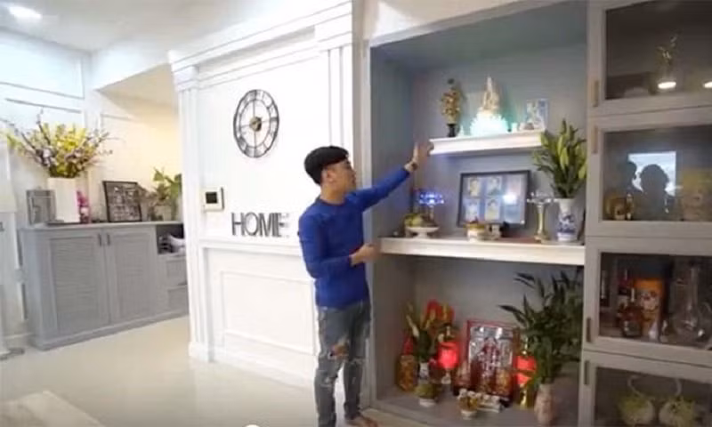 Don Nguyễn thiết kế bàn thờ khá lạ mắt bên cạnh là tủ đồ lưu niệm.