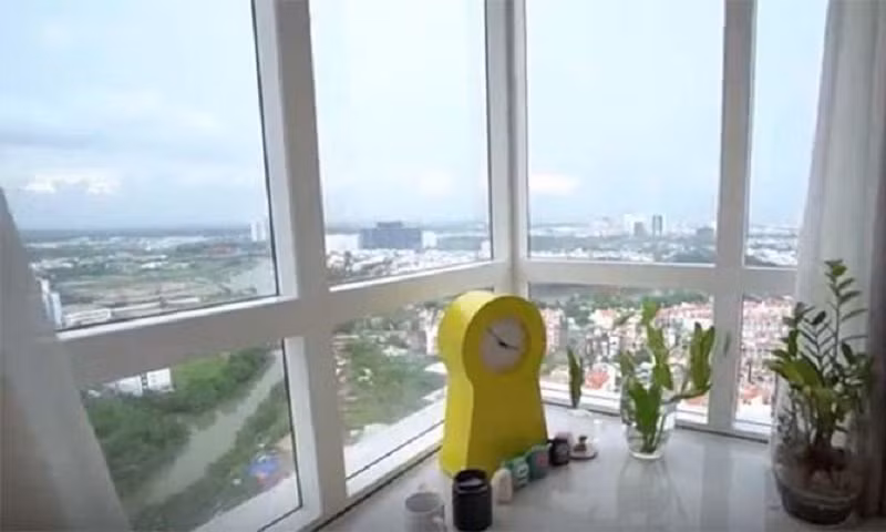 Từ căn nhà có thể nhìn ra thành phố xa xa.