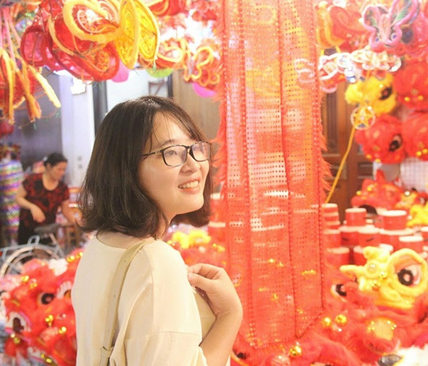 Rằm tháng 8 gần đến, các bạn trẻ và du khách tranh thủ tới Hàng Mã để ghi lại những bức hình bên background đậm không khí mùa Trung thu. Vào đúng ngày 15/8 Âm lịch, con phố này thường chật kín người tham quan, mua sắm, chụp hình. Nếu muốn có được bức ảnh chụp thưa người ở phố Hàng Mã, bạn nên đến đây trước dịp Trung thu khoảng 1-2 tuần. Ảnh: Bích Phương.