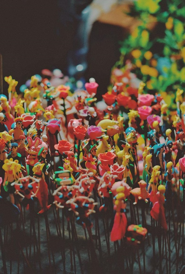 Không chỉ đèn lồng, khu phố còn có nhiều gian hàng bày bán các mặt hàng đồ chơi truyền thống như mặt nạ, đèn ông sao, tò he... rực rỡ sắc màu.