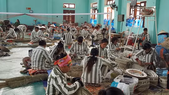 Ket dang cho ba me 4 con van thich... khoe than noi vu truong