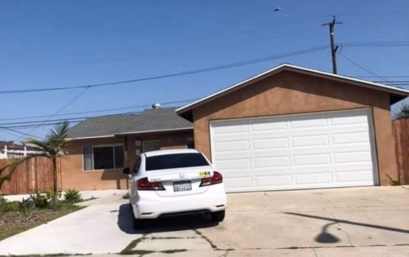 Những hình ảnh trong căn nhà sau đó được cô hào hứng chia sẻ. Có thể thấy bên ngoài nhà đúng kiểu nhà Mỹ cơ bản với 1 tầng, có nơi để xe, bên ngoài rộng rãi, bên trong giản dị, ấm cúng.