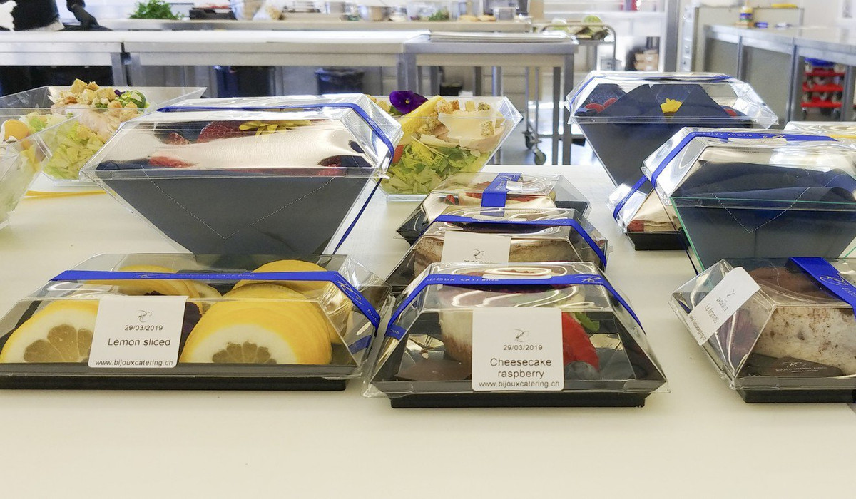 Choang voi bua an xa xi tren may bay danh cho khach VIP