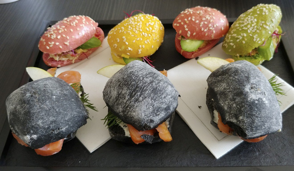 Choang voi bua an xa xi tren may bay danh cho khach VIP-Hinh-5