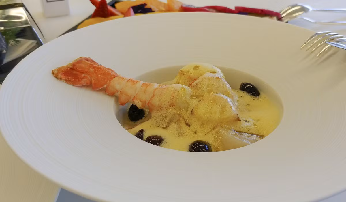 Choang voi bua an xa xi tren may bay danh cho khach VIP-Hinh-4