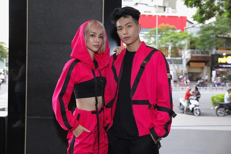 Cặp đôi MLee – Quốc Anh với trang phục Hồng ton-sur-ton nổi bật giữa sự kiện. Cả hai được cho là đang hẹn hò sau thời gian hợp tác cùng nhau trong một dự án MV của MLee. Nữ ca sĩ mang hai dòng máu Pháp Việt cho biết dù ngoài đời cô và Quốc Anh rất thân thiết nhưng trong quá trình tham gia cuộc thi, không ít lần nam diễn viên 20 tuổi khiến cô bật khóc và muốn bỏ cuộc vì ức chế.