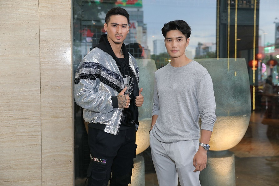 Trần Đức Huy cùng anh bạn Việt kiều Đức Trần Hoàng Phương Johnny đại diện đội màu Xám. Trước câu hỏi thắc mắc về sự chênh lệch danh tiếng và sức hút so với các đội khác, cả hai bày tỏ không đặt nặng vấn đề này bởi mục đích tham gia cuộc thi để tìm kiếm sự trải nghiệm. Cặp đôi sau đó đã thị phạm những động tác võ thuật trước lời đề nghị của các đội chơi.