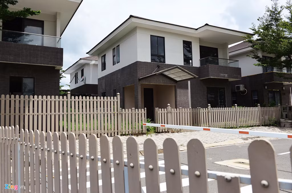 Đa phần các căn biệt thự đã có cư dân vào sinh sống. Tuy nhiên, vẫn có không ít căn biệt thự chưa có người ở. Theo một số môi giới bất động sản, mỗi căn biệt thự tại đây từng được rao bán hơn 8 tỷ đồng, giá nhà phố liền kề gần 5 tỷ đồng.