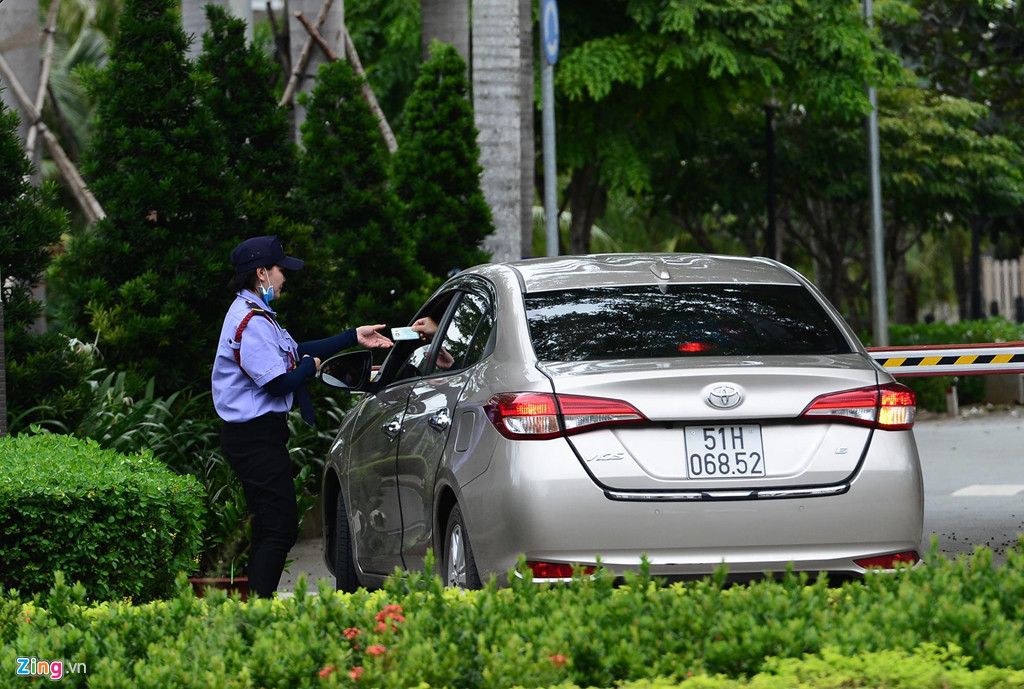 Khách ra vào phải trình lý do và giấy tờ tùy thân. Các tuyến đường nội khu đều được lắp camera theo 2 hướng.
